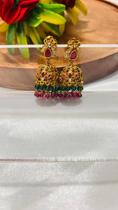 "How to Style Antique Jumkas with Sarees"
